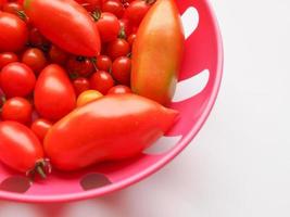 verduras de tomate en la canasta foto