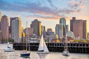 Paisaje urbano del panorama del horizonte de Boston al atardecer en Massachusetts, Estados Unidos foto