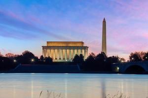 Washington Monument y Lincoln Memorial al atardecer en Washington, DC, Estados Unidos foto