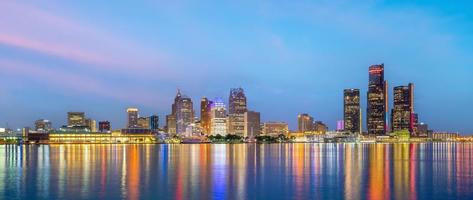 Paisaje urbano del horizonte de Detroit en Michigan, EE.UU. al atardecer foto