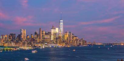 paisaje urbano del horizonte de manhattan al atardecer, ciudad de nueva york foto