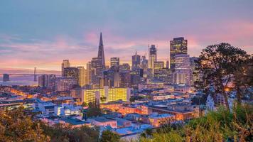 hermosa vista del centro de negocios en el centro de san francisco al atardecer. foto