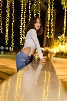Retrato femenino asiático con luces de noche foto