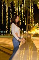 Retrato femenino asiático con luces de noche foto