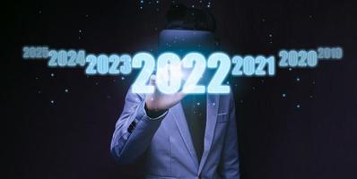 personas apuntando a números, hologramas, año 2022 foto