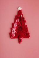 tarjeta de felicitación con árbol de navidad rojo brillante abstracto hecho de cinta para feliz navidad y año nuevo foto