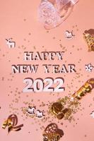 plano festivo de año nuevo con números 2022 y sombras duras con gafas y decoración brillante foto