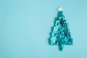 Tarjeta de felicitación de feliz año nuevo con árbol de Navidad brillante abstracto hecho de cinta. copia espacio foto