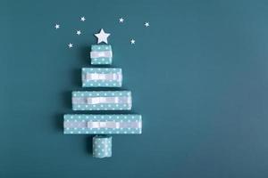 tarjeta de felicitación en blanco con árbol de navidad abstracto hecho de cajas de regalo para feliz navidad y año nuevo