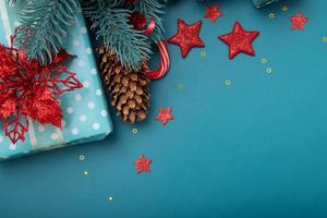 Feliz Navidad saludo texto con composición festiva de regalos, conos, piruletas y estrellas copie el espacio foto