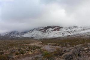 Montañas de Franklin en el lado oeste de El Paso, Texas, cubierto de nieve mirando hacia la carretera de montaña trans foto