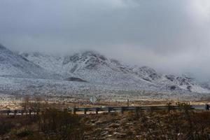 Montañas de Franklin en el lado oeste de El Paso, Texas, cubierto de nieve mirando hacia la carretera de montaña trans foto