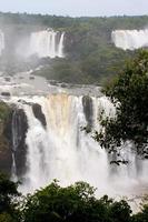 Cataratas del Iguazú en la frontera de Brasil y Argentina. foto