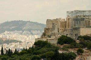 Se está restaurando el Partenón en la cima de la Acrópolis en Atenas, Grecia foto