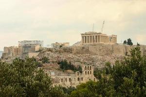 Se está restaurando el Partenón en la cima de la Acrópolis en Atenas, Grecia foto