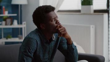 porträtt av eftertänksam tankeväckande autentisk afrikansk amerikansk man tittar ut genom fönstret video
