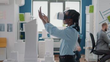 Cerca del ingeniero que trabaja con gafas vr para planificar el modelo de construcción y el diseño arquitectónico video