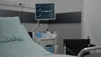 close up do monitor de freqüência cardíaca para reanimação e tratamento intensivo video