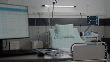 Cama vacía en la sala del hospital con equipo médico. video