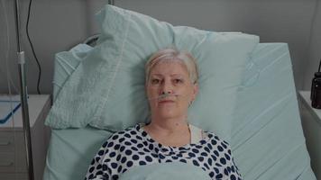 Portrait d'un vieux patient malade ayant un tube à oxygène nasal video
