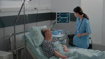 femme travaillant comme infirmière utilisant un oxymètre pour la saturation en oxygène video