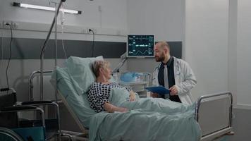 arts in gesprek met oudere patiënt over ziekte en behandeling video