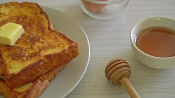 pain perdu au miel de beurre pour le petit déjeuner video