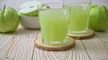 bicchiere di succo di guava fresco con frutta guava fresca video
