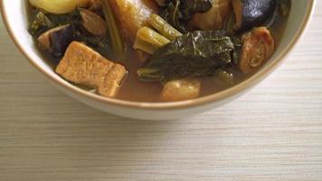 chinesischer Gemüseeintopf mit Tofu oder Gemüsemischung - veganes Essen und vegetarische Küche video