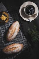 baguette en mesa de madera azul foto