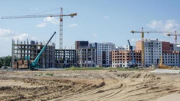 gran obra de construcción. el proceso de construcción de capital de un complejo residencial de gran altura. edificio de hormigón, construcción, sitio industrial. Ucrania, Kiev - 28 de agosto de 2021. foto