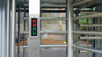 Entrada moderna con alto nivel de seguridad, torniquete electrónico automático, sistema de acceso y biometría. control de acceso. torniquete de entrada cerrada con acceso prohibido. foto