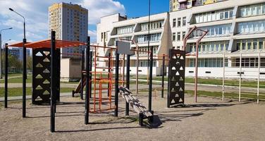 ucrania, kiev - 24 de abril de 2020. nuevo complejo educativo en el patio de la escuela. campo de deportes al aire libre para educación física. barras horizontales y barras para deportistas y gimnasia