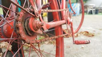 bicicleta roja vintage retro de cerca. un antiguo concepto encantador de una bicicleta clásica abandonada. foto