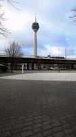 dusseldorf, alemania - 20 de febrero de 2020. torre de televisión. el casco antiguo de duesseldorf. paisaje urbano con vistas al puerto de los medios de comunicación, alemania. torre de telecomunicaciones con restaurante y mostrador de vigilancia foto