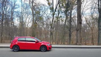 ucrania, kiev - 27 de marzo de 2020. volkswagen golf gti tcr rojo en el bosque. foto