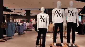 maniquíes con camisetas blancas con un signo de venta porcentual en un concepto de promoción, publicidad, compras y viernes negro de un centro comercial. Ucrania, Kiev - 1 de septiembre de 2020 foto