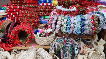 mercado de souvenirs en yaremche. Joyas y accesorios de colores para mujeres a la venta en un escaparate foto