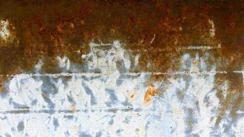 Fondo de textura de metal oxidado desgastado oscuro. alfombras de acero para pasarelas rociadas con óxido rojo. óxido de la superficie de hierro. superficie metálica texturizada con rastros detallados de corrosión, óxido y arañazos