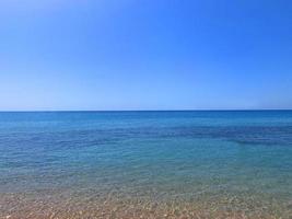 fabuloso mar azul que se extiende sobre el horizonte y la costa. vista al océano. foto