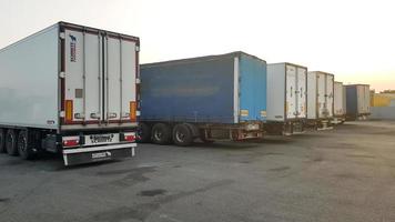 Ucrania, Kiev - 8 de septiembre de 2019. Flota de camiones con remolque, estacionamiento en el territorio de la terminal logística. foto