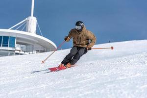 Joven esquiando en los pirineos en la estación de esquí de grandvalira en andorra en covid19 tiempo foto
