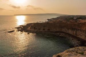 Hermosa cala d en baster en la isla de formentera en las islas baleares en españa foto