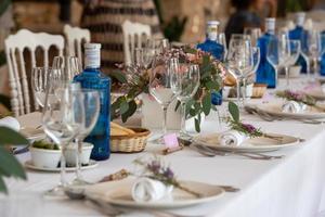 mesa servida en boda con luz natural