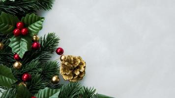 Adornos navideños, hojas de pino, bolas, bayas sobre fondo blanco como la nieve, concepto de Navidad foto