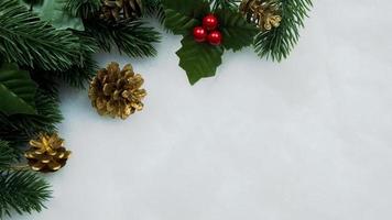 Adornos navideños, hojas de pino, bolas, bayas sobre fondo blanco como la nieve, concepto de Navidad foto