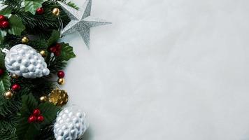 Adornos navideños, hojas de pino, bolas, bayas sobre fondo blanco como la nieve, concepto de Navidad foto