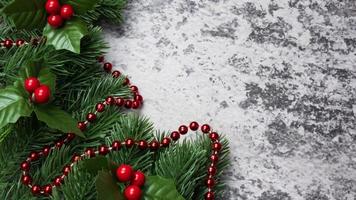 Adornos navideños, hojas de pino, bolas, bayas sobre fondo grunge, concepto de Navidad de enfoque selectivo foto