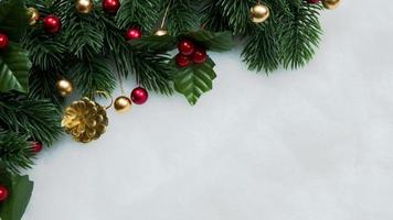 Adornos navideños, hojas de pino, bolas, bayas sobre fondo blanco como la nieve, concepto de Navidad foto