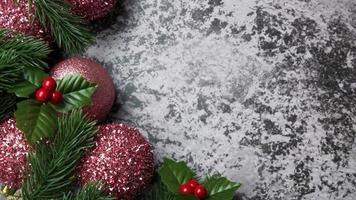 Adornos navideños, hojas de pino, bolas, bayas sobre fondo grunge, concepto de Navidad de enfoque selectivo foto